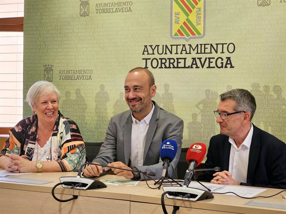 Archivo - El alcalde de Torrelavega, Javier López Estrada (centro); la presidenta de Aguas Torrelavega, Blanca Rosa Gómez Morante, y el concejal del ramo, Pedro Pérez Noriega
