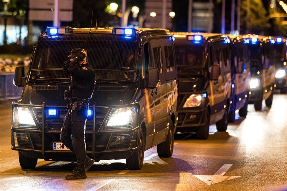 Archivo - Varias furgonetas de Policía Nacional.