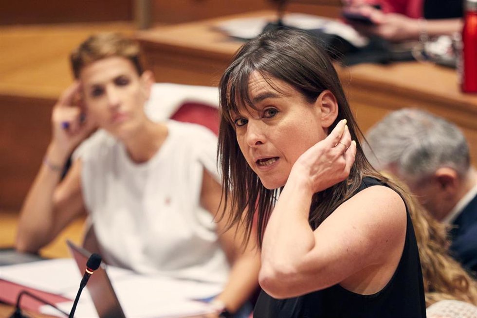 Archivo - La vicepresidenta tercera del Gobierno de Navarra y consejera de Vivienda, Juventud y Políticas Migratorias, Begoña Alfaro, interviene durante una sesión plenaria, en el Parlamento de Navarra, a 26 de junio de 2025, en Pamplona, Navarra (España)
