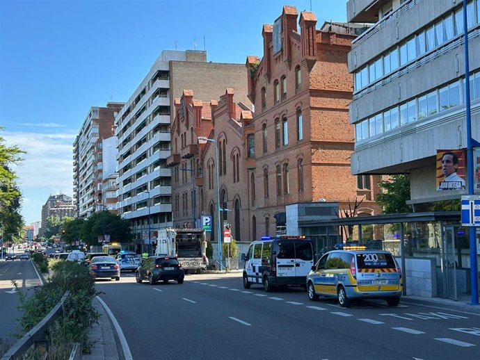 Accidente entre un turismo y un camión en Isabel la Católica, en Valladolid.