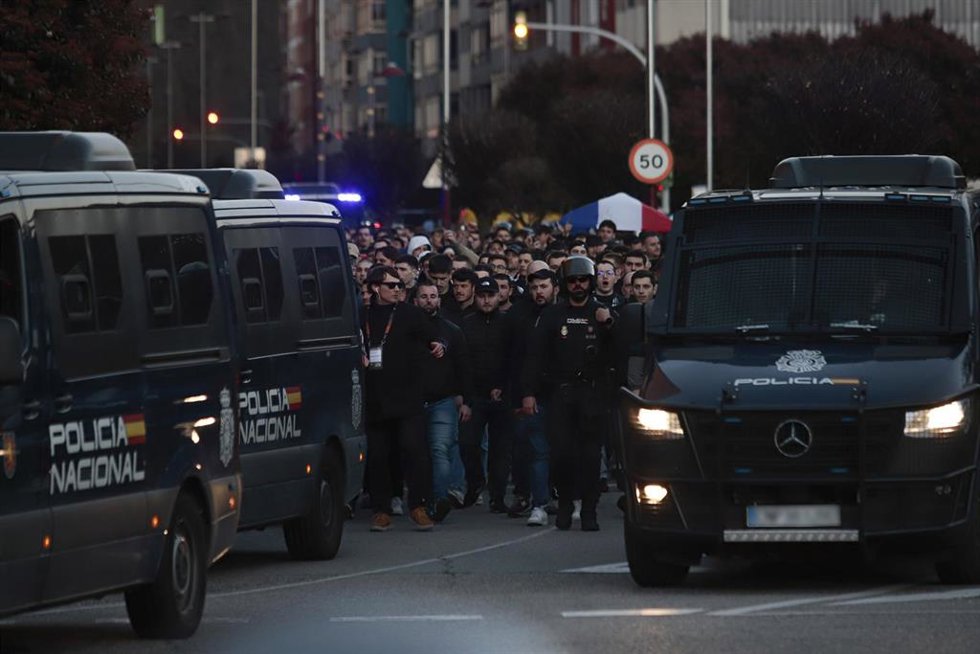 Archivo - Despliegue policial previo al partido de ida de los octavos de final de la  entre el RC Celta y el Olympique de Lyon
