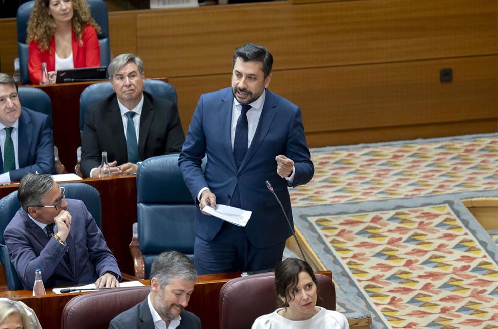 El portavoz del PP, Carlos Díaz-Pache (2 fila, d), durante el Pleno de la Asamblea de Madrid, a 9 de abril de 2026, en Madrid (España). La Asamblea de Madrid aprueba hoy con la mayoría absoluta del PP y por lectura única la ley que permitirá a la Comunida