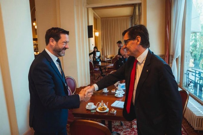 El president de la Generalitat, Salvador Illa, i el president del consell regional d'Alvèrnia-Roine-Alps, Fabrice Pannekoucke