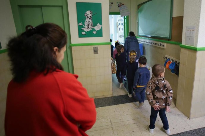 Archivo - Dos profesoras con un grupo de alumnos el día que arranca el curso escolar en Galicia, en el CEIP Eduardo Cela Vila de Triacastela, a 8 de septiembre de 2022, en Triacastela, Lugo, Galicia (España). 