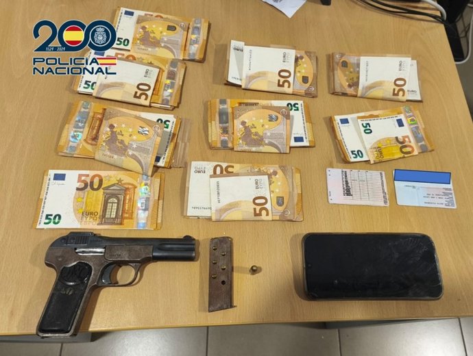 Dinero y arma intervenida por la Policía Nacional a un detenido en zona Norte.