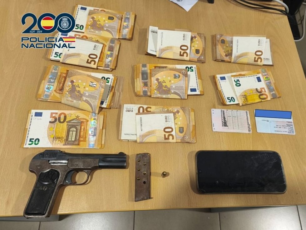 Dinero y arma intervenida por la Policía Nacional a un detenido en zona Norte.