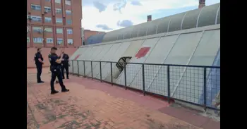 Rescatan a una joven tras caer el falso techo de una piscina climatizada de Wssell de Guimbarda, en Cartagena