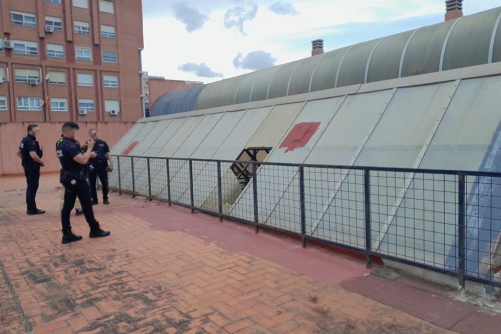 Terraza desde la que la joven accedió al falso techo de la piscina climatizada de la calle Wssell de Guimbarda