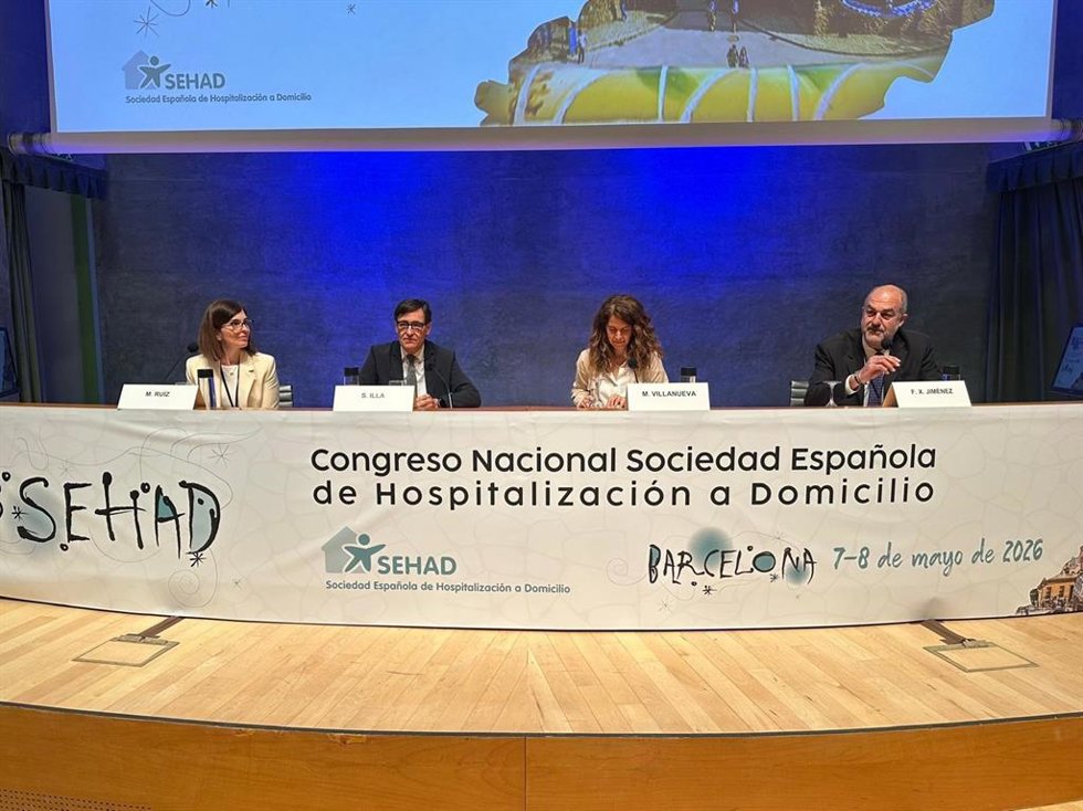 La presidenta de la SEHAD, María Ruiz; el presidente de la Generalitat, Salvador Illa; la concejal de salud en el Ayuntamiento de Barcelona, Marta Villanueva, y el vicepresidente segundo de la SEHAD, Francesc Xavier Jiménez