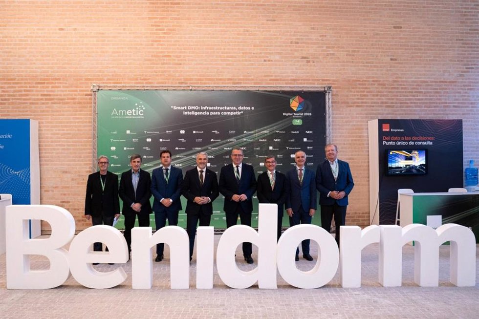 Autoridades y representantes de instituciones y entidades posan en el Digital Tourist 2026, celebrado en Benidorm (Alicante)
