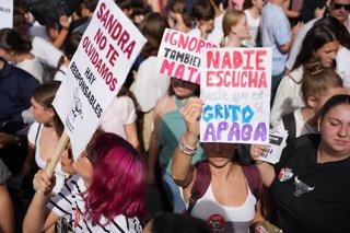 Archivo - Pancartas durante la huelga general estudiantil en solidaridad con Sandra Peña, contra el bullying y los discursos de odio. 