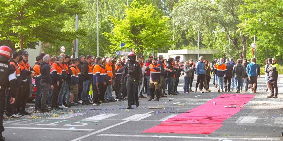 Inmediaciones de la planta de Tubos Reunidos Amurrio antes de la asamblea para decidir si continúa la huelga indefinida