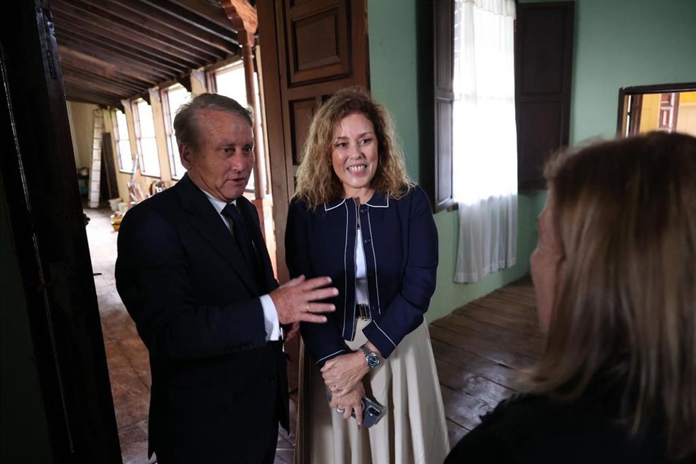 El presidente del Consejo Consultivo, Carlos de Millán, con la presidenta del Parlamento de Canarias, Astrid Pérez, en la Casa Van Den Heede