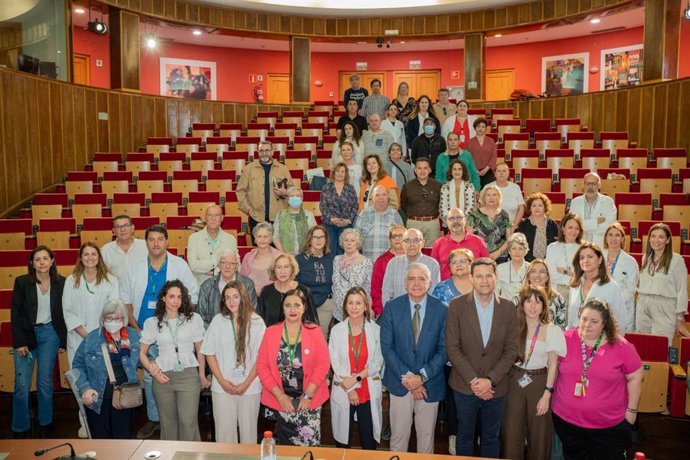 Directivos del hospital Virgen de las Nieves y de Atención Primaria junto a sanitarios y pacientes.