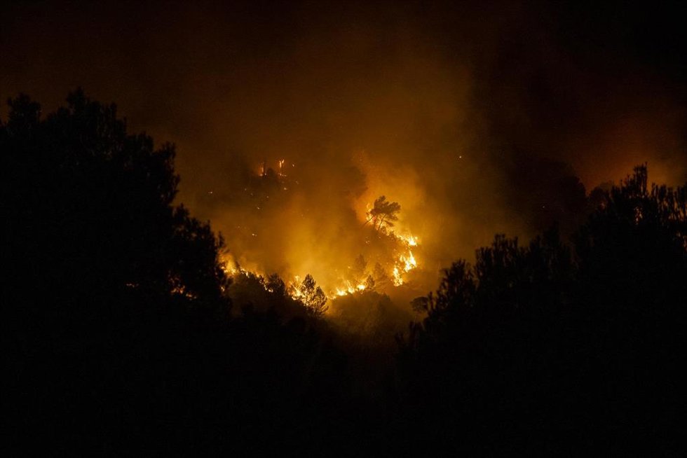 Archivo - Vista del incendio desde el municipio de Ador, a 2 de noviembre de 2023, en Valencia, Comunidad Valenciana (España). Un incendio forestal originado en el barranco de La Font de Montitxelvo ha obligado a la Guardia Civil a desalojar el municipio 