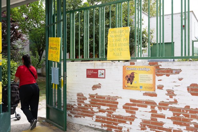 Varios carteles de protesta, en el exterior de una escuela infantil, a 10 de abril de 2026, en Madrid (España).