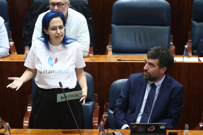 La diputada de Más Madrid, Marta Carmona (i), durante una sesión plenaria en la Asamblea de Madrid, a 7 de mayo de 2026, en Madrid (España). La Asamblea de Madrid celebra este jueves un pleno sin la presidenta de la Comunidad de Madrid, Isabel Díaz Ayuso,