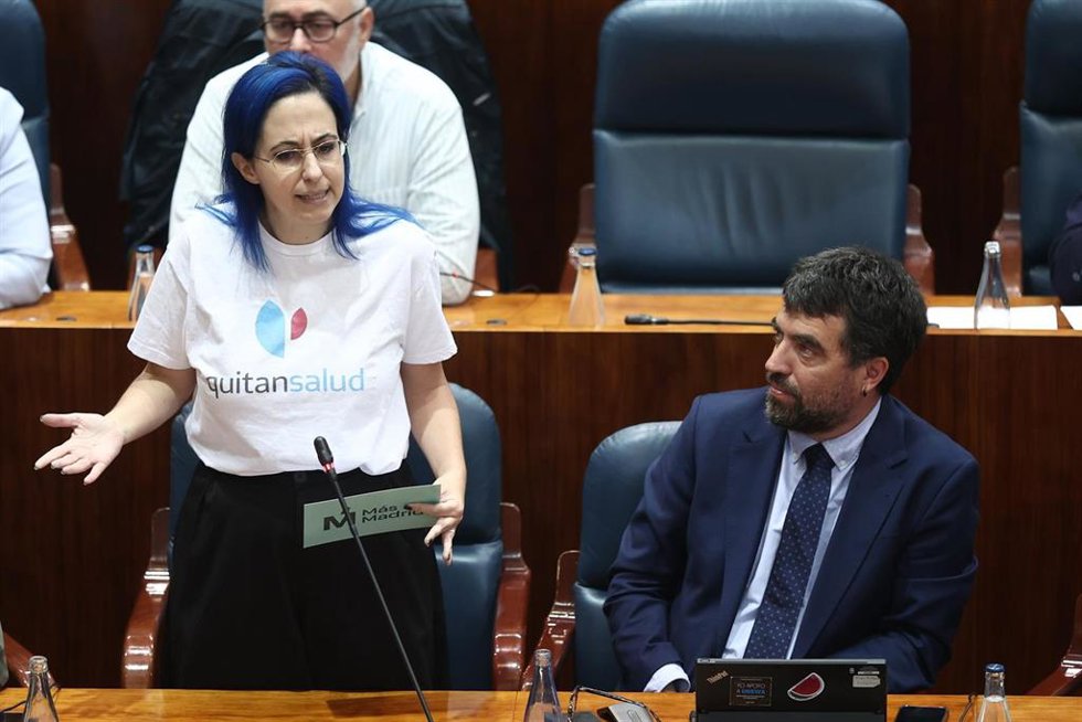 La diputada de Más Madrid, Marta Carmona (i), durante una sesión plenaria en la Asamblea de Madrid, a 7 de mayo de 2026, en Madrid (España). La Asamblea de Madrid celebra este jueves un pleno sin la presidenta de la Comunidad de Madrid, Isabel Díaz Ayuso,