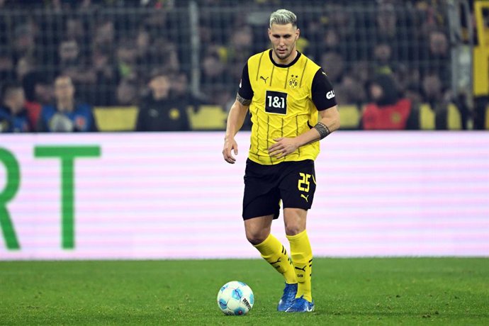 Archivo - FILED - 30 November 2024, North Rhine-Westphalia, Dortmund: Dortmund's Niklas Suele in action during the German Bundesliga soccer match between Borussia Dortmund and Bayern Munich at Signa Iduna Park. Suele has returned from an ankle injury to p