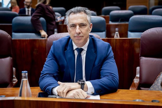 Archivo - El consejero de Medio Ambiente, Ordenación del Territorio e Interior, Carlos Novillo Piris, durante una sesión plenaria en la Asamblea de Madrid