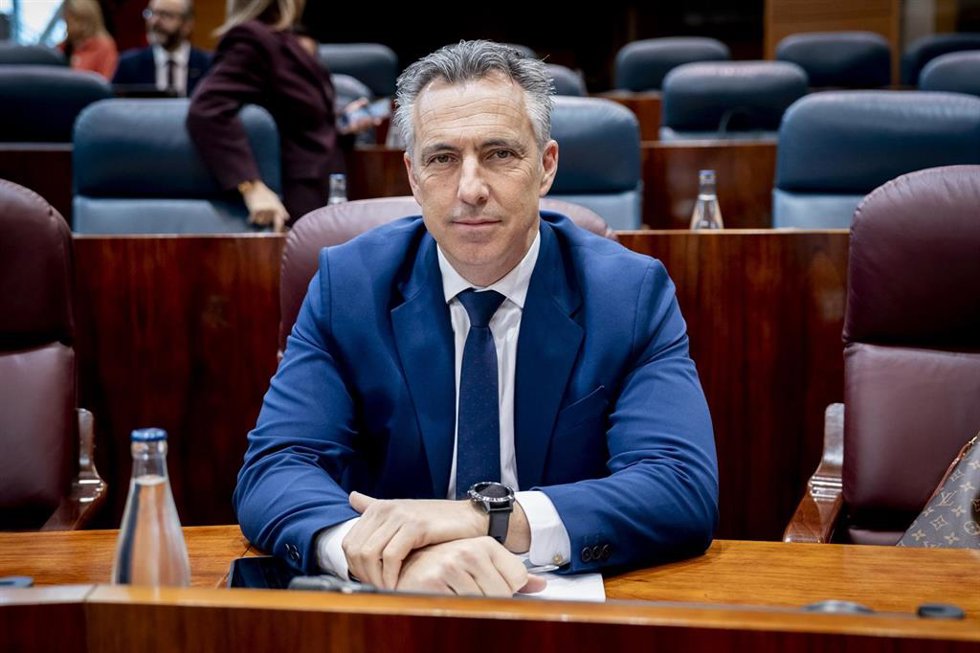Archivo - El consejero de Medio Ambiente, Ordenación del Territorio e Interior, Carlos Novillo Piris, durante una sesión plenaria en la Asamblea de Madrid