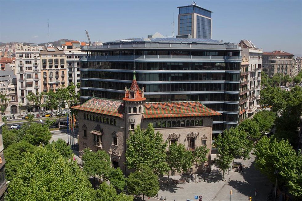 Archivo - Fotografía del exterior de la Diputación de Barcelona.
