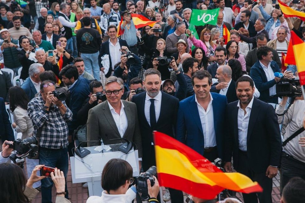 El presidente de Vox, Santiago Abascal; el candidato de Vox a la Presidencia de la Junta de Andalucía, Manuel Gavira, y el cabeza de lista de Vox por Málaga a las elecciones andaluzas, Antonio Sevilla, en una imagen de archivo.