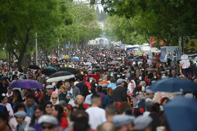 Archivo - Cientos de personas en la pradera de San Isidro, a 15 de mayo de 2025, en Madrid (España). La ciudad de Madrid celebra la festividad de su patrón, San Isidro, con unas fiestas que comprenden este año más de 200 eventos previstos con propuestas p
