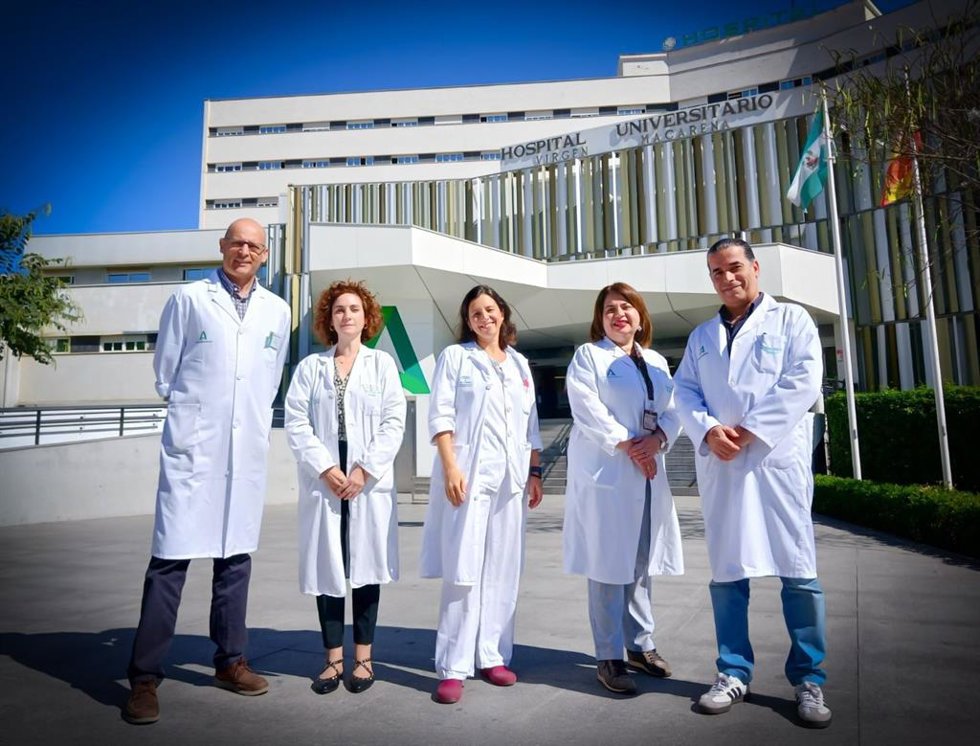 Profesionales de la Unidad de Bioquímica y del Servicio de Neumología del Hospital Universitario Virgen Macarena