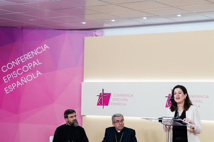La presidenta de la Mesa y secretaria ejecutiva de FEREDE, Carolina Bueno Calvo, interviene durante la presentación del Informe sobre la atención de las Iglesias a las personas migrantes, en la sede de la Conferencia Episcopal Española (CEE).