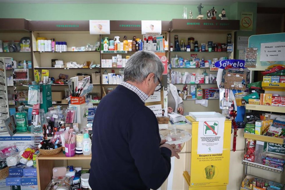 Archivo - Imagen de archivo de una persona en una farmacia