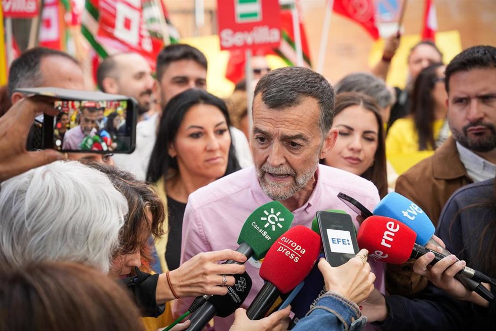 El candidato de Por Andalucía a la Presidencia de la Junta, Antonio Maíllo, atiende a los medios antes de participar en la concentración por la huelga estatal en la educación de 0 a 3 años en Sevilla. 