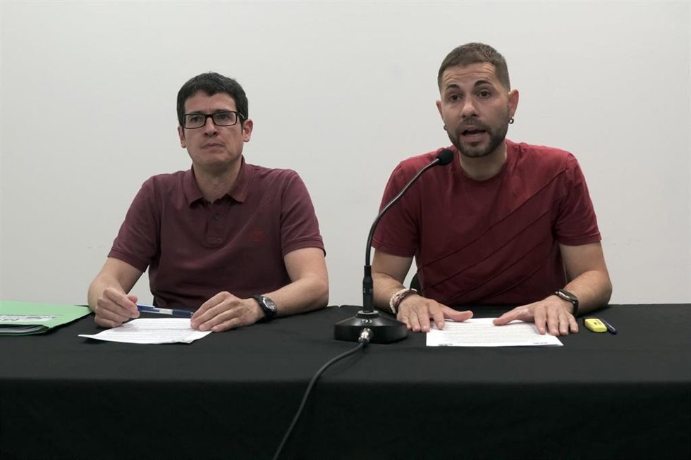 El coordinador de ELA en Navarra, Imanol Pascual (i), y el portavoz de LAB en la Comunidad foral, Imanol Karrera.