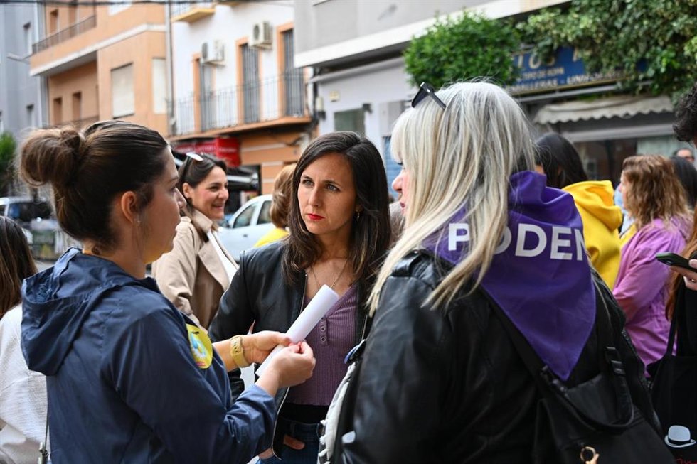 La secretaria general de Podemos, Ione Belarra, durante la concentración en Jaén para la mejora de las condiciones laborales en la educación de 0-3 años
