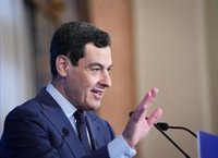 Moreno reduce la "prioridad nacional" a un "eslogan de campaña" y garantiza que el PP "nunca incumplirá la ley"