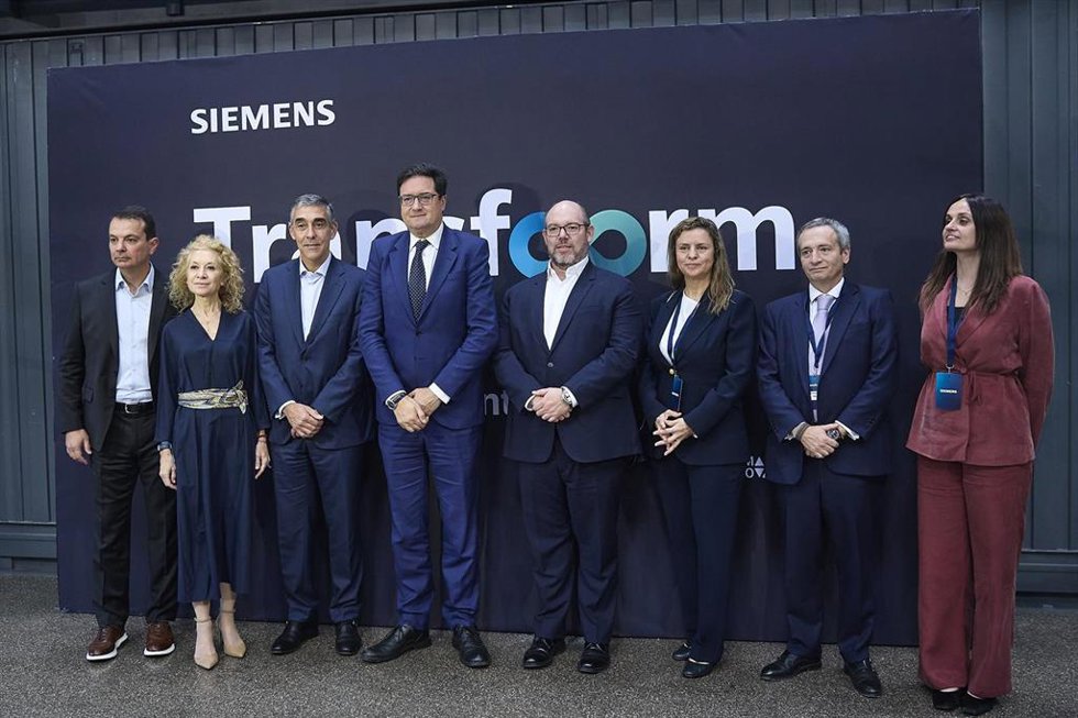El ministro para la Transformación Digital y de la Función Pública, Óscar López (4i), participa en el acto 'Siemens Transform 2026', a 6 de mayo de 2026, en Madrid (España). Siemens Transform 2026 es una serie de eventos globales de innovación diseñados p