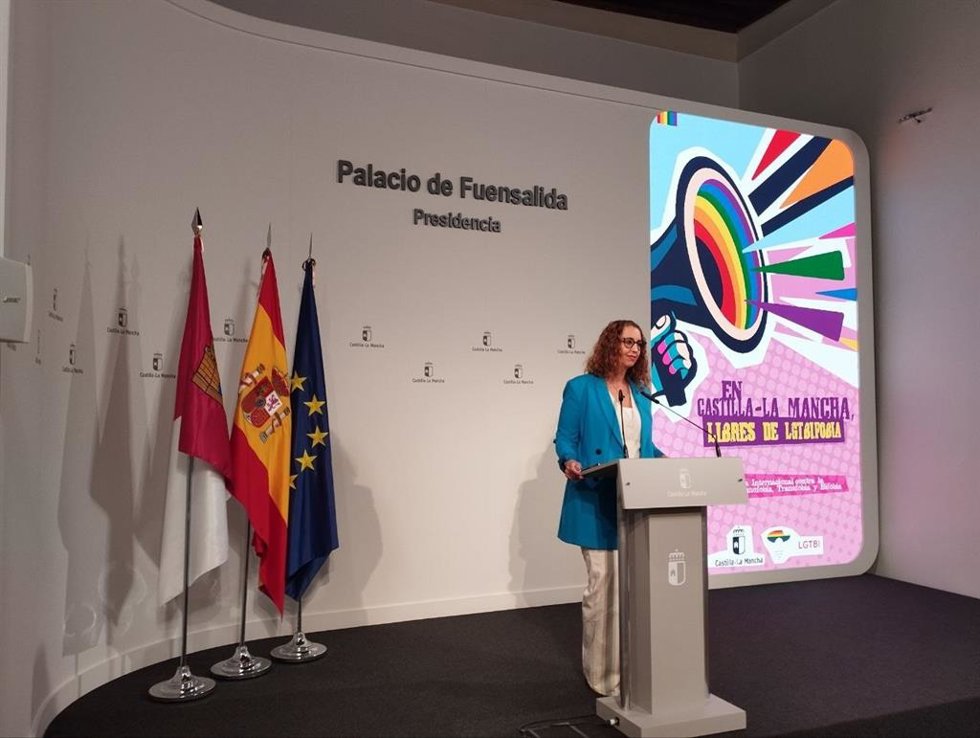 La consejera de Igualdad de Castilla-La Mancha, Sara Simón, en la presentación de los primeros reconocimientos con motivo del Día Internacional contra la Homofobia, Transfobia y Bifobia.