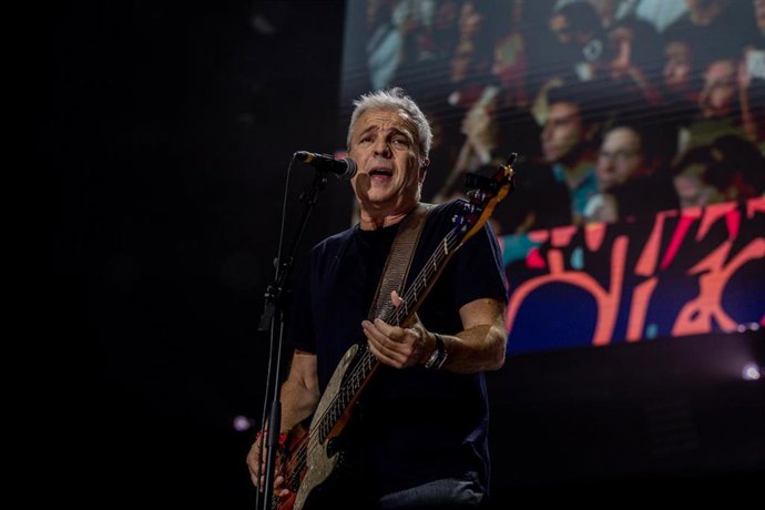 Archivo - El grupo Hombres G actúa durante el concierto solidario ‘Cris contra el cáncer’, en el Movistar Arena, a 1 de octubre de 2025, en Madrid (España). El evento reúne a un cartel excepcional de artistas como Antonio Orozco, Hombres G, Los Secretos, 