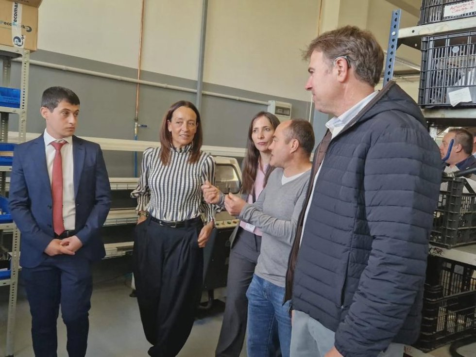La consejera Carmen Susín en su visita al nuevo aulario en el IES Salvador Victoria de Monreal del Campo.
