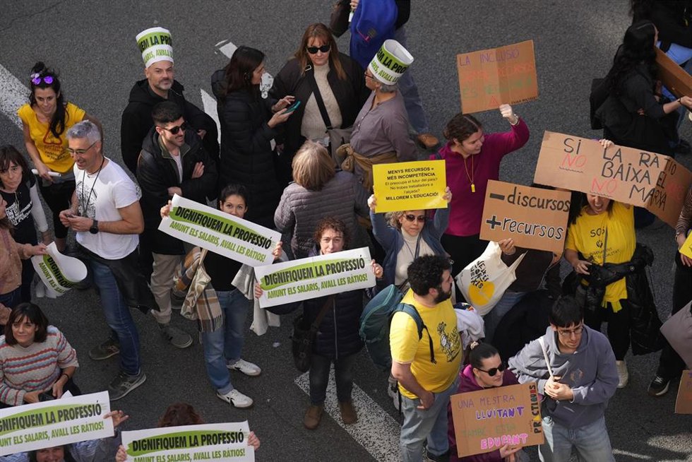 Archivo - Un grupo de personas durante una manifestación con motivo de la huelga de docentes en Catalunya, en la Vía Augusta, a 11 de febrero de 2026, en Barcelona, Catalunya (España)
