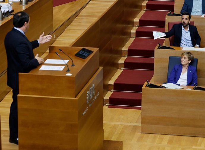 El síndic del PSPV, José Muñoz, i el president de la Generalitat, Juanfran Pérez Llorca, este dijous en la sessió de control de Les Corts