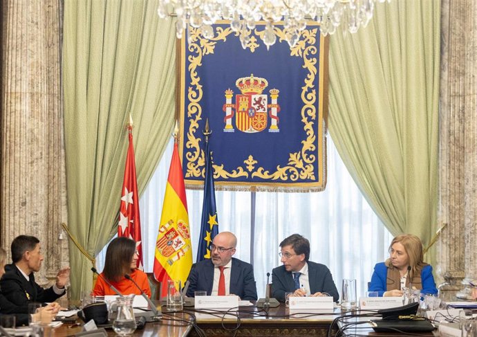 Archivo - El delegado del Gobierno, Francisco Martín (c), el alcalde de Madrid, José Luis Martínez-Almeida (2d), y la vicealcaldesa y delegada de Seguridad y Emergencias, Inma Sanz (d); durante el Consejo y la Junta Local de Seguridad de la ciudad de Madr