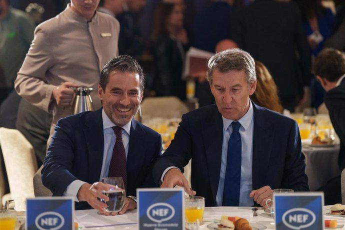 El presidente del Partido Popular, Alberto Núñez Feijóo, y el vicesecretario de Cultura y Deporte y portavoz nacional del PP, Borja Sémper, durante un desayuno informativo en Madrid.
