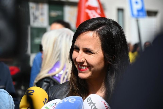 La secretaria general de Podemos, Ione Belarra, atiende a los periodistas en Jaén.