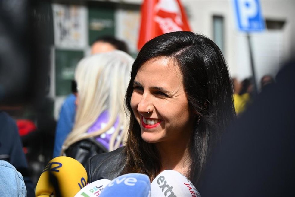 La secretaria general de Podemos, Ione Belarra, atiende a los periodistas en Jaén.