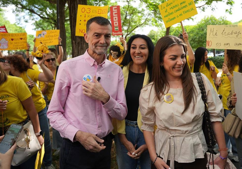 El candidato de Por Andalucía a la Presidencia de la Junta, Antonio Maíllo, participa en la concentración por la huelga estatal en la educación de 0 a 3 años en Sevilla. 