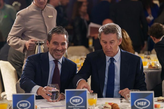 O presidente do Partido Popular, Alberto Núñez Feijóo (à direita), e o vice-secretário de Cultura e Esporte e porta-voz nacional do PP, Borja Sémper (à esquerda), durante um café da manhã informativo organizado pelo Nueva Economía Fórum, no Four Seasons H