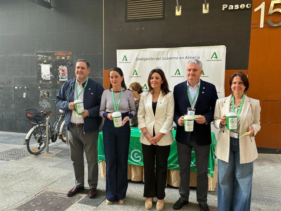 La delegada de la Junta de Andalucía en Almería, Aránzazu Martín, junto a delegados territoriales durante la mesa petitoria instalada en apoyo a la Asociación Española Contra el Cáncer (AECC).