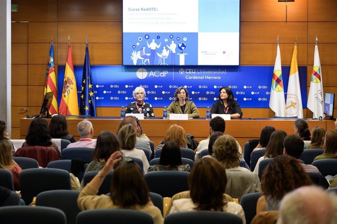 La directora de la OTC de la CEU UCH, Nadia Echegaray, la vicerrectora de Investigación y Transferencia, Alicia López Castellano, y la coordinadora del Grupo de Trabajo de Contratos de la RedOTC entre 2008 y 2026, Lola Blanco.