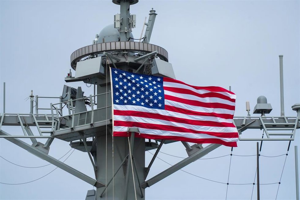 Archivo - La bandera de Estados Unidos ondeando en un barco.